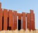 Estructura compuesta por grandes paneles de acero corten con acabado oxidado natural.