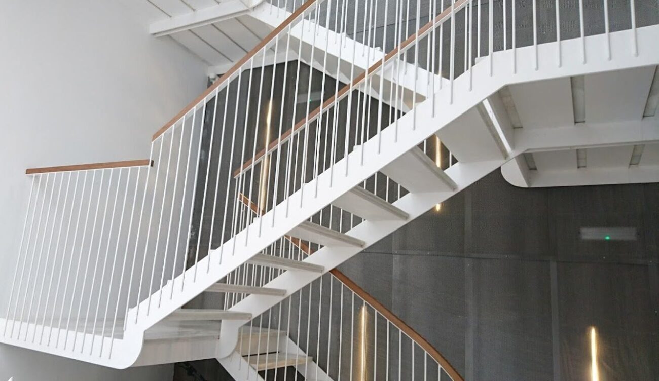 Escalera fabricada con estructura de carpintería metálica, que combina diseño minimalista, resistencia y elegancia en espacios interiores.