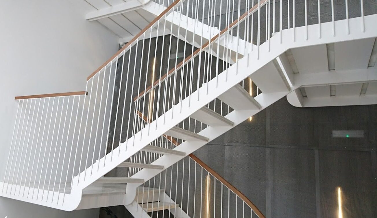 Escalera fabricada con estructura de carpintería metálica, que combina diseño minimalista, resistencia y elegancia en espacios interiores.