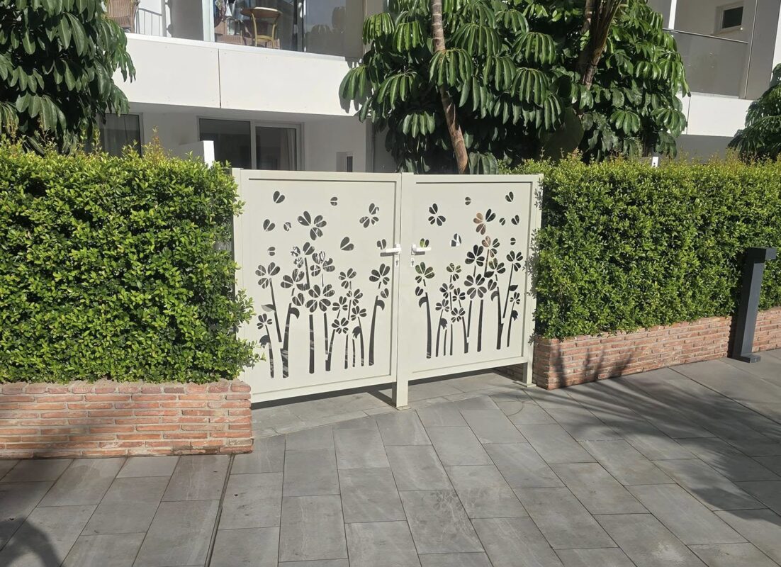 Puerta metálica decorativa, ejemplo de carpintería metálica en Málaga para cerramientos elegantes y personalizados.
