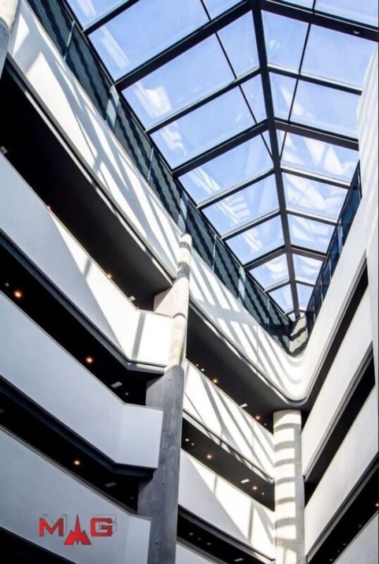 Lucernario con estructura metálica de acero y paneles de vidrio, ejemplo de estructuras metálicas modernas para cubiertas luminosas.