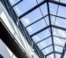 Lucernario con estructura metálica de acero y paneles de vidrio, ejemplo de estructuras metálicas modernas para cubiertas luminosas.