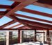 Estructura de acero con vigas pintadas en rojo, diseñada para soportar cubiertas metálicas.