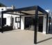 Pérgola metálica de diseño moderno instalada en la terraza de una vivienda.