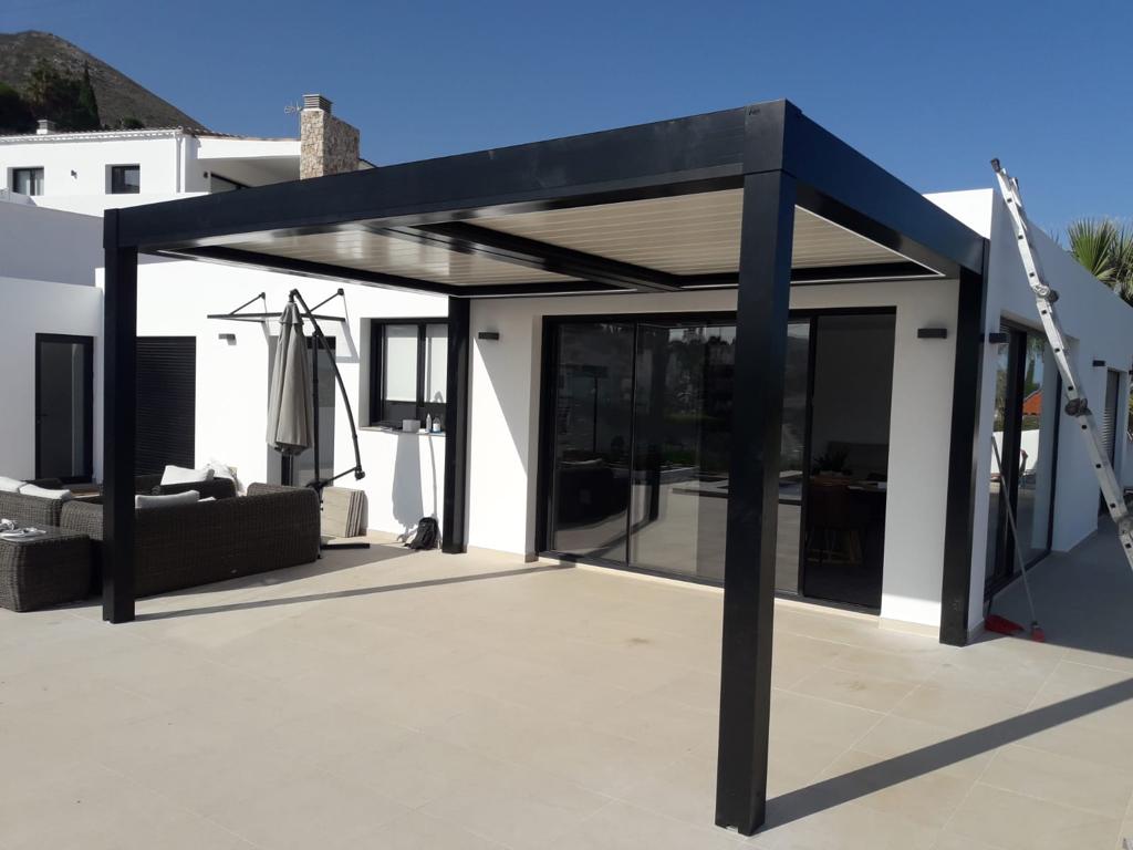 Pérgola metálica de diseño moderno instalada en la terraza de una vivienda.