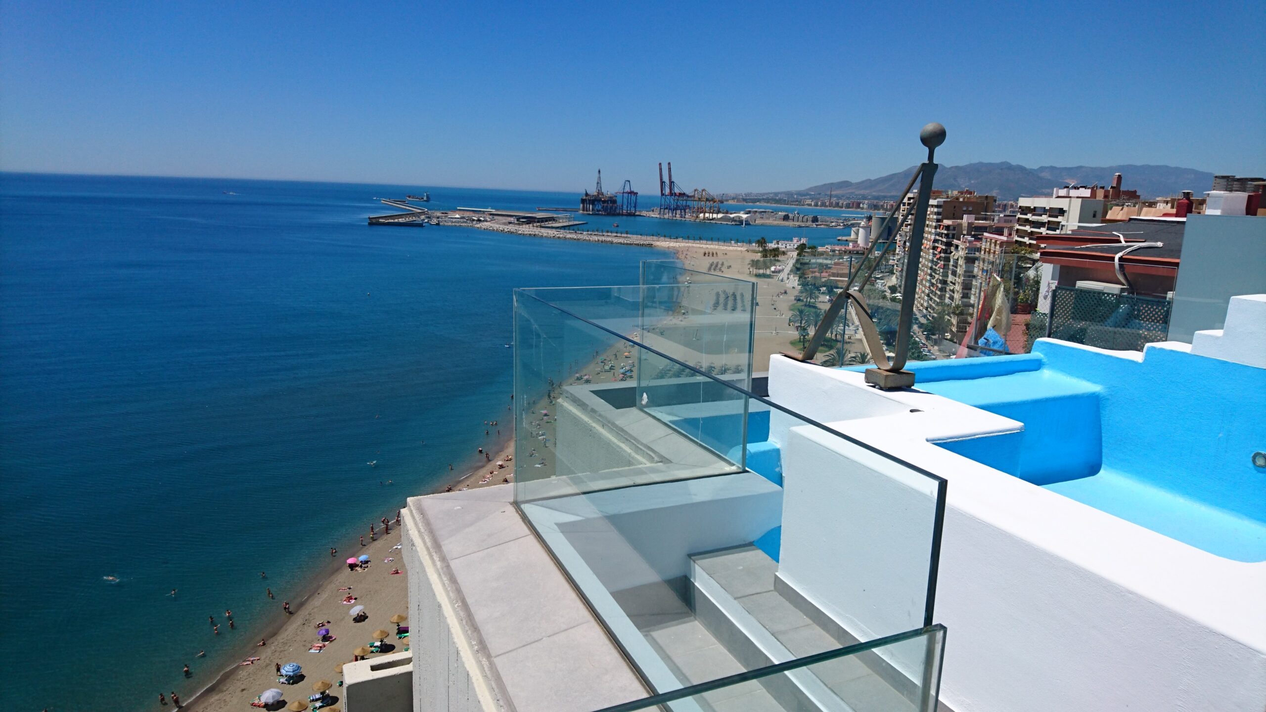 Barandilla de cristal con sujeciones de acero inoxidable instalada en terraza.