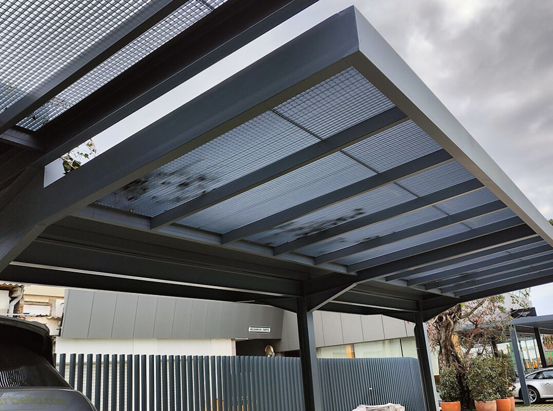 Estructura metálica de acero con cubierta moderna para aparcamiento, ejemplo de estructuras metálicas duraderas y funcionales.